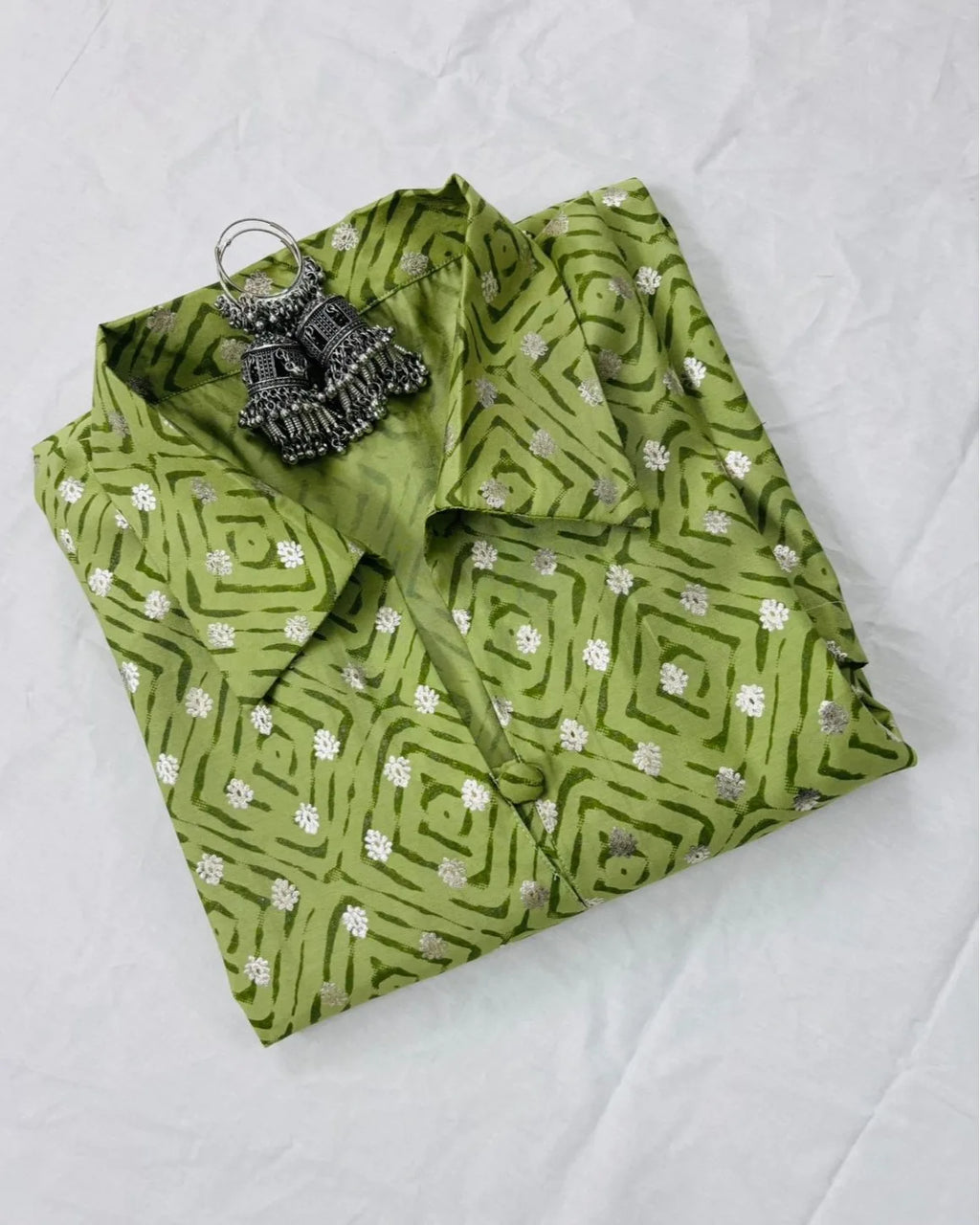 This green cotton kurti for women combines a trendy geometric print with a comfortable short kurti for women cotton fit.