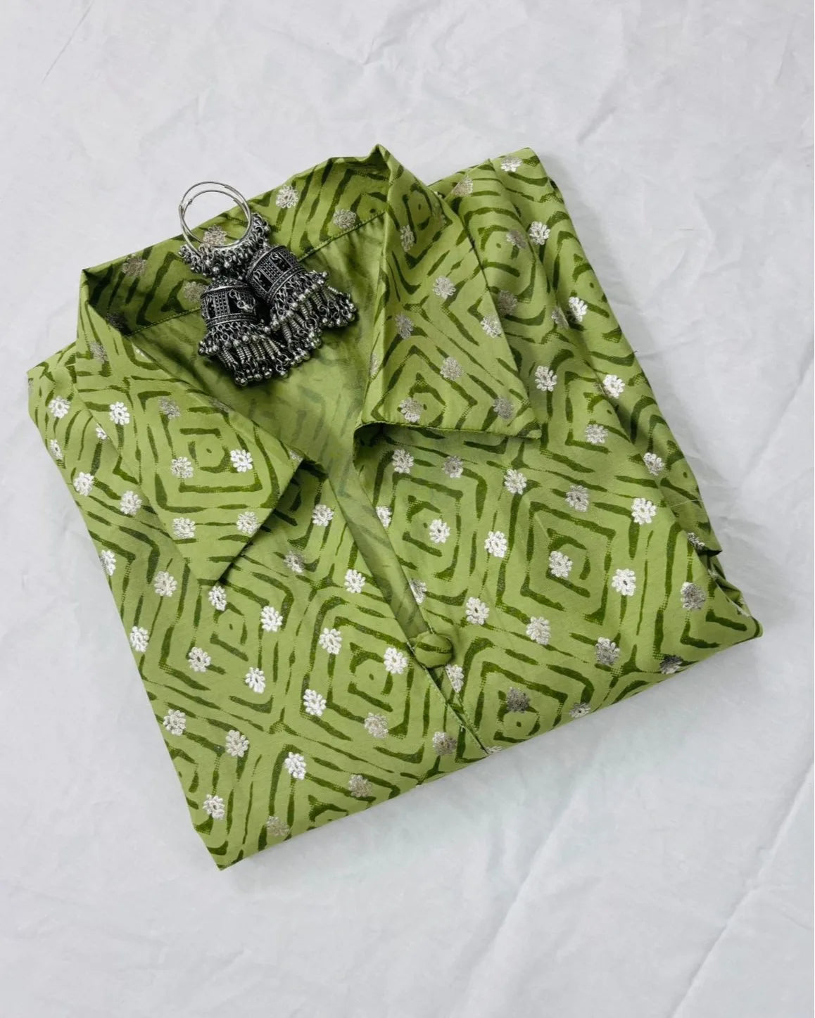 This green cotton kurti for women combines a trendy geometric print with a comfortable short kurti for women cotton fit.